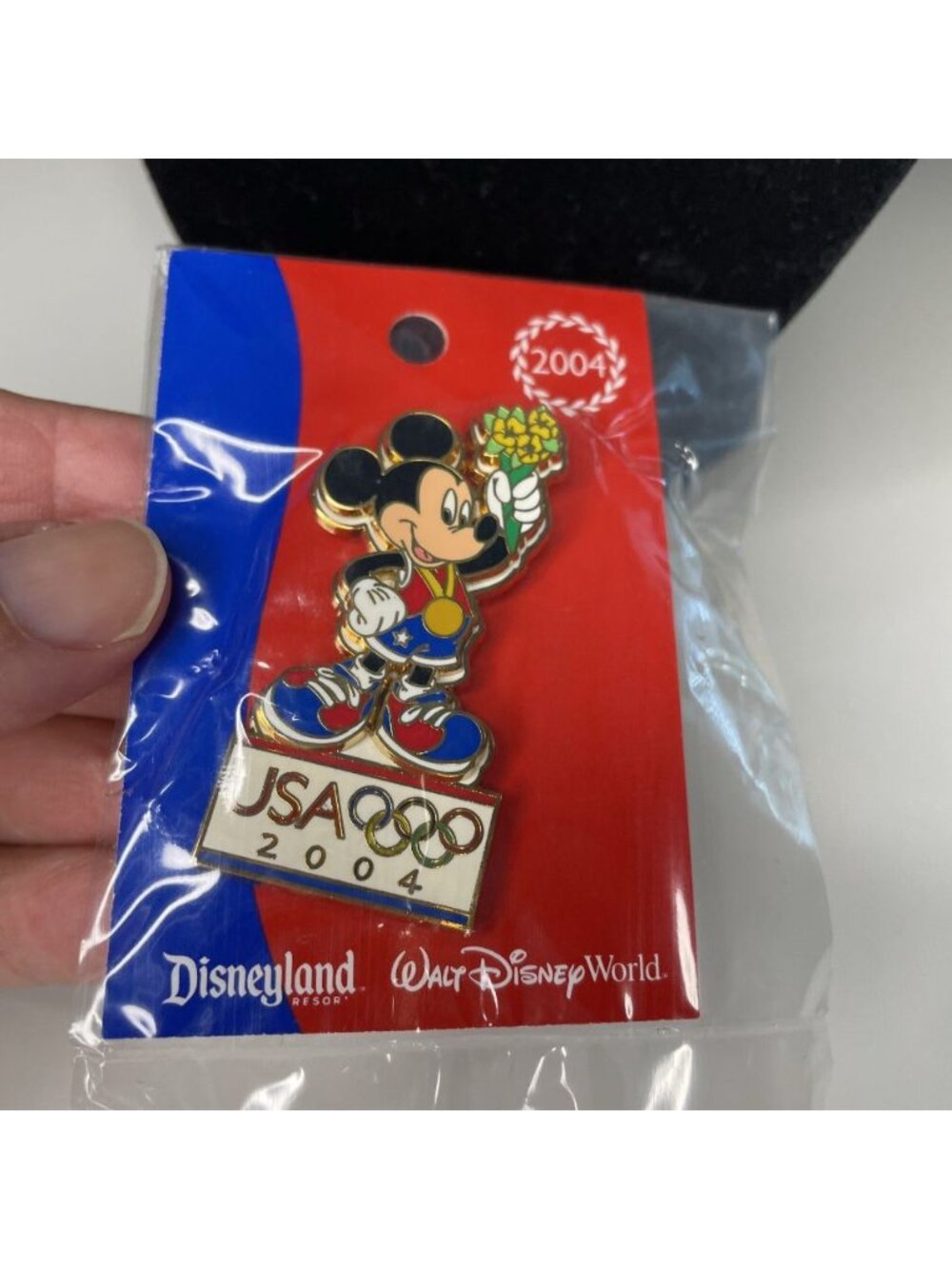 Disney - Olympics 2004 - Mickey Mouse Gold Medal Holding Flowers Pin ON CARD NEW - Picture 3 of 7